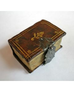 Miniatuur boekje met leren bandje en zilveren slotje, Kerkelijke historie, 1755
