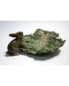 Weens bronzen beeldje, konijntje op koolblad, 19e eeuw