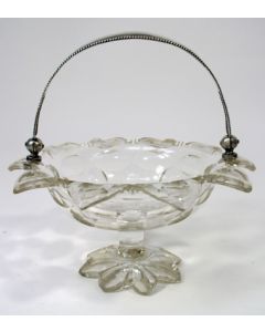 Kristallen bonbonschaal met zilveren hengsel, 1881