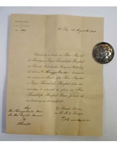 Geboortepenning Prinses Juliana, door Koningin Wilhelmina en Prins Hendrik als beloning geschonken aan Prof. Dr. B.J. Kouwer, die de gynaecoloog van H.M. de Koningin was bij haar bevalling in 1909, met oorkonde