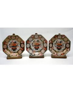Drie Japans Imari schotels, 1e kwart 18e eeuw