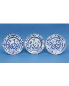 Drie Chinese porseleinen borden, Qianlong periode