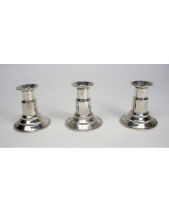 Drie zilveren tafelkandelaars, art deco