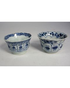 Twee Chinees porseleinen kommetjes met bloemdecor, Kangxi periode, 18e eeuw