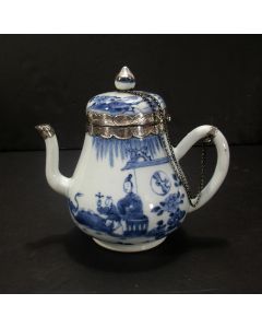 Chinees porseleinen theepot, Kangxi periode, met zilveren montering