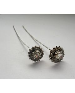 Zilveren mutsenspelden met diamant, Friese dracht, G.K. Vos, Heerenveen, 19e eeuw