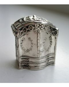 Zilveren lodereindoosje in de vorm van een kabinetje, met opschrift, Cornelis van Hoek, Amsterdam 1812/13.