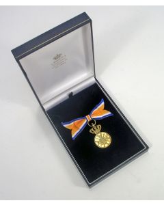 Eremedaille Oranje Nassau met de zwaarden in goud, damesopmaak