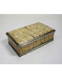 Tabaksdoos van fossiele mammoettand, gemonteerd in zilver, ca. 1800 