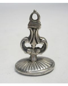 Zilveren en paarlemoeren signet met familiewapen, 18e eeuw