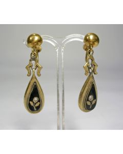 Stel gouden oorhangers met onyx en parel, 19e eeuw