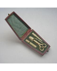 Miniatuur naaigarnituur met gouden schaartje, 19e eeuw