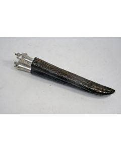 Twee gedateerde messen met zilveren heften, in gedateerde leren schede, 18e eeuw