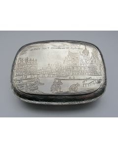 Zilveren tabaksdoos, gegraveerd met een Amsterdams stadsgezicht en het kasteel van Egmond, Petrus Saalmans, Nijmegen 1830