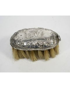 Zilveren tafelschuier / tafelborstel, gegraveerd met familiewapens