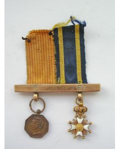 Spang van twee miniatuur onderscheidingen (Medaille van den Oorlog op Java en Nederlandse Leeuw, aan gouden draagmontuur