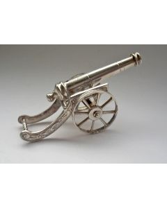 Zilveren miniatuur kanon