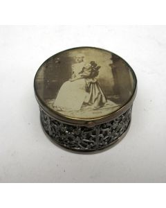 Ringendoosje met afbeelding van Koningin Wilhelmina in Friese dracht, ca. 1895