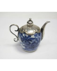 Miniatuur theepotje, Chinees porselein met zilveren montuur, 18e eeuw