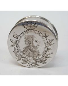 Zilveren snuifdoos met afbeelding van Stadhouder Willem V