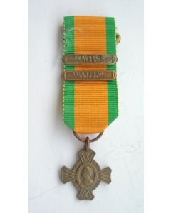 Oorlogsherinneringskruis, met gespen  'Krijg te land 1940-1945' en 'Normandië 1944'. Miniatuur draagmedaille