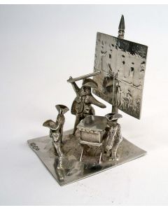 Zilveren miniatuur, straatzanger met smartlap en orgel