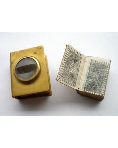 Miniatuur koran in cassette met lensje, ca. 1900