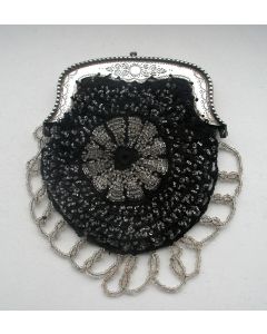 Kralenbeursje met zilveren beugel, 1882