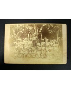 Kabinetfoto van een groep gewapende Ahosi (Dahomey Amazones), 19e eeuw