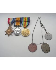 [Engeland] Drie militaire onderscheidingen periode 1914-1918 en 'dog tags' van een officier, met tenaamstelling