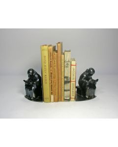 Stel boekensteunen met monikken, Metawa Tiel, ca. 1930