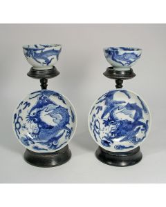 Chinees porseleinen theekommen en schotels met drakendecor, Kangxi periode