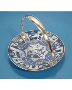 Chinese porseleinen gebaksschaal, Kangxi periode, met zilveren hengsel
