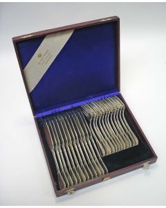 12 zilveren viscouverts in cassette, ca. 1900 [visbestek]