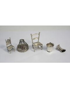 Vijf diverse zilveren miniatuurtjes