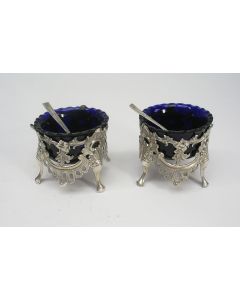 Stel zoutbakjes met blauw glas