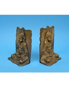 Stel bronzen boekensteunen met Boeddhavoorstellingen, India ca. 1920