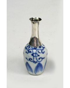 Chinees porseleinen miniatuur vaasje met zilveren montering, Kangxi periode, ca. 1700