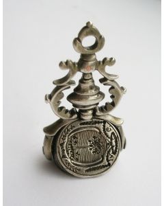 Zilveren breloque met familiewapen Van Delden en monogrammen, 18e eeuw 