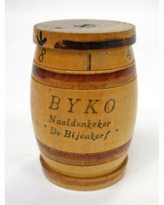 Palmhouten 'Byko' naaldentonnetje, De Bijenkorf, ca. 1900/20
