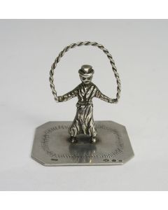Zilveren miniatuur, kind dat touwtje springt