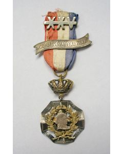 Draagteken van de Eerste Nederlandsche Bond van Oud-Onderofficieren, met gesp 'Comm. v. Stoff. Bel', 1894