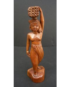 Balinees houten beeld, vrouw met hoofdlast, Makassar 1950