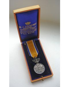 Eremedaille Oranje Nassau met de zwaarden in zilver, in cassette