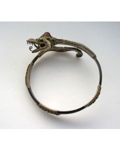 Javaanse zilveren en schildpad armband met een Naga, ca. 1900