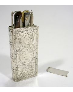 Zilveren reisnecessaire in boekvorm, ca. 1800