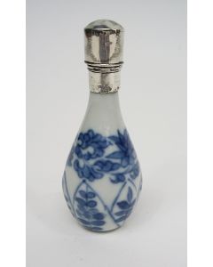 Chinees porseleinen parfumflesje, Kangxi periode, met zilveren montuur