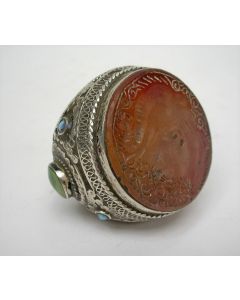 Grote zilveren ring met gegraveerde kornalijn, Iran ca. 1950