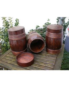 Drie houten tabakstonnetjes, 19e eeuw