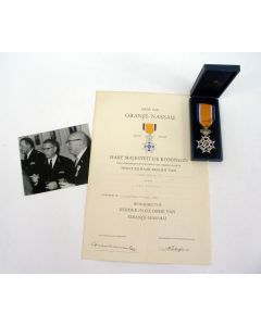 Onderscheiding Ridder Oranje Nassau, met oorkonde van benoeming, 1963